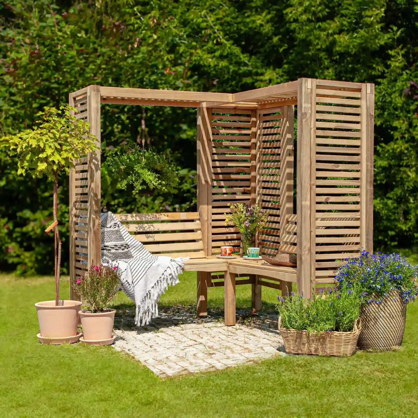 Doppelpergola modern mit Bank und Rankgitter - Eine stilvolle Holzpergola für gemütliche Stunden im Garten.