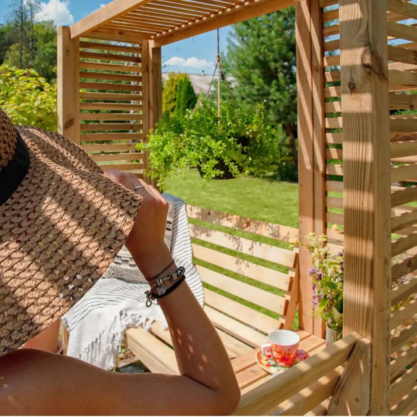 Doppelpergola modern aus Holz - Fügen Sie Ihrem Außenbereich eine elegante und funktionale Pergola hinzu.