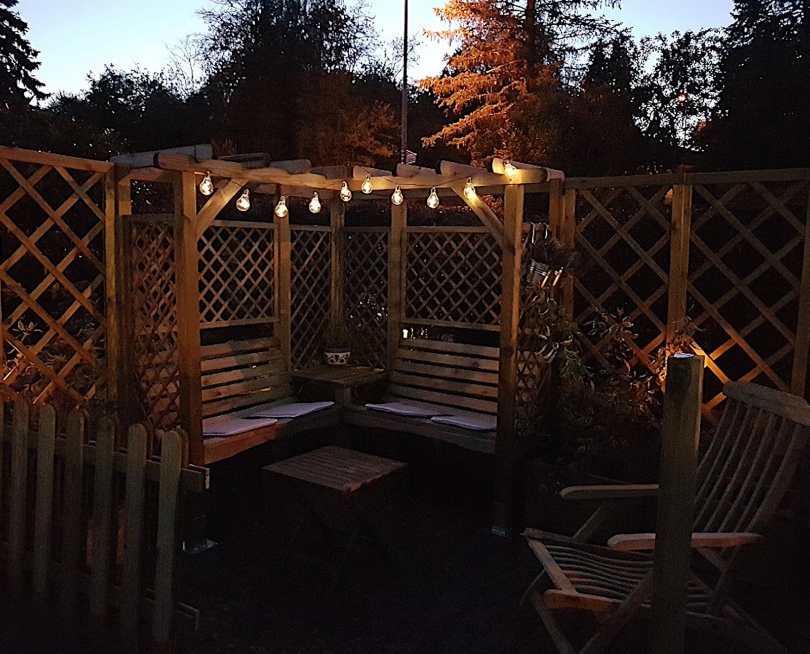 Schattige Ecke mit Doppelpergola im Garten - Ideal für eine Pergola Doppelbank, um im Freien zu entspannen.