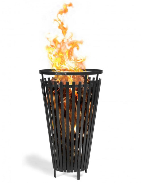 Ein handgefertigter Feuerkorb Flame 45cm aus hochwertigem Stahl bietet stilvolle Wärme und ein beeindruckendes Flammenspiel.