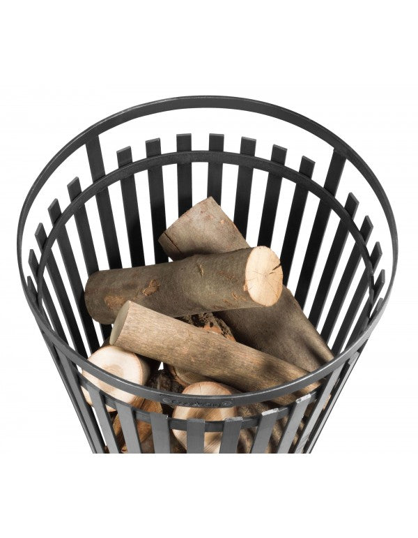 Der Feuerkorb Flame 45cm, gefertigt in Polen und ideal für besondere Gartenmomente.