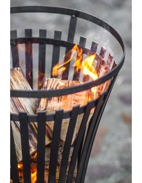 Der Feuerkorb Flame 45cm von Cook King, gefertigt aus robustem Flachstahl, schafft eine einzigartige Atmosphäre im Garten.