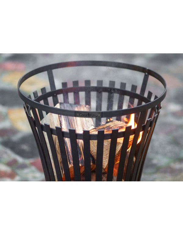 Der Feuerkorb Flame 45cm in hohen und schlanken Design, perfekt für viel Brennholz und angenehme Wärme.