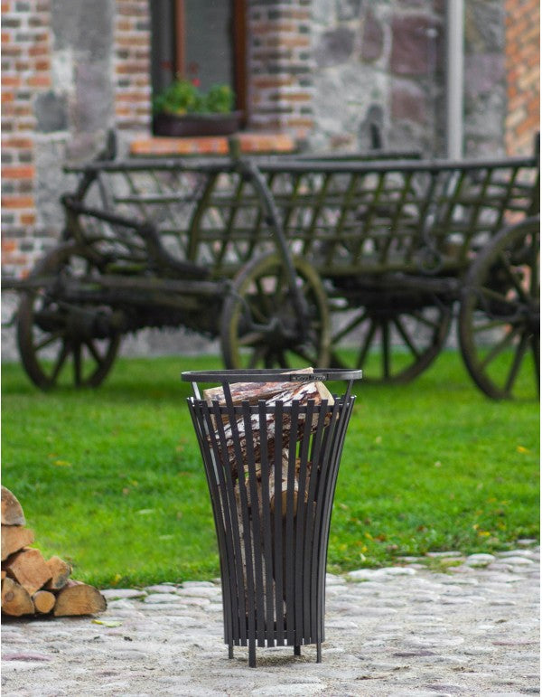 Der Feuerkorb Flame 45cm – ein Design-Statement für unvergessliche Abende im Freien mit Freunden.