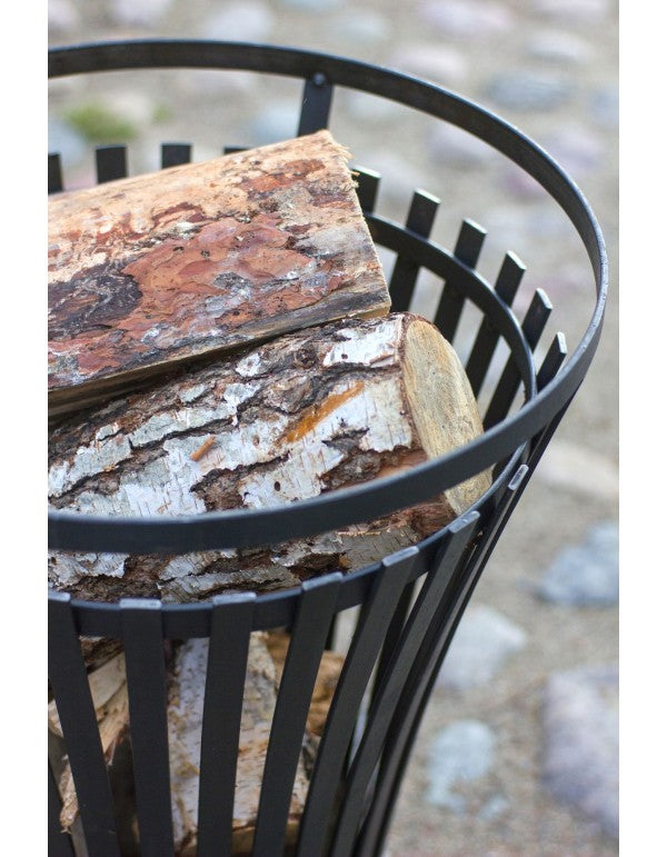 Ansicht des handgefertigten Feuerkorbs Flame 45cm, eine langlebige und stabile Wärmequelle und Gartenbeleuchtung.