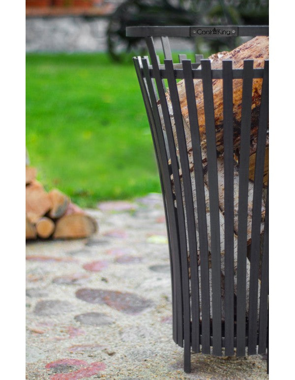 Der Feuerkorb Flame 45cm ermöglicht stimmungsvolle Beleuchtung und Wärme an winterlichen Abenden.